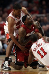 LeBron James sufrió, pero al final logró que los Bulls se inclinaran ante el Heat