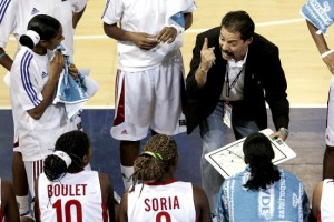 El técnico cubano conversa con sus jugadores, pero nada impidió la debacle de la selección femenina en Neiva