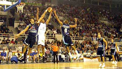 Borrell (al centro, de blanco), sin dudas mi jugador favorito del baloncesto cubano