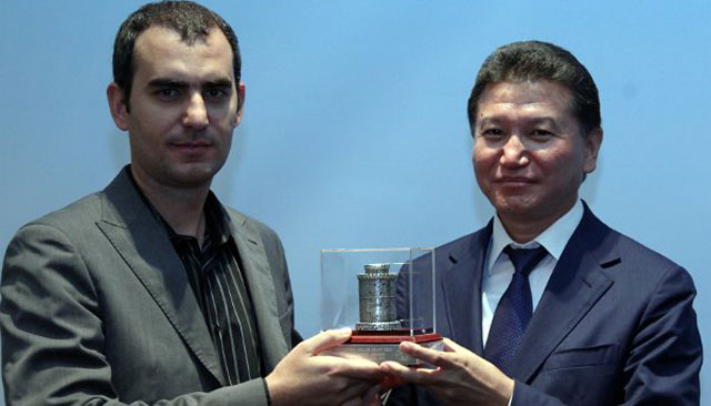 El presidente de la FIDE, Kirsan Ilyumzhinov, entregó a Leinier la Copa del campeón de la cuarta parada del Grand Prix (160 puntos + 25 mil euros)