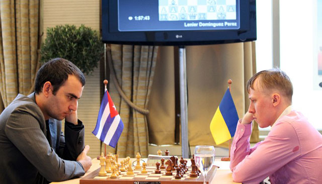 Su primera partida con blancas terminó en un rápido empate, tras solo 19 movimientos, ante el ucraniano Ruslan Ponomariov