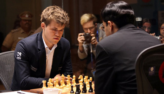 Carlsen aprovechó los deslices del indio (foto tomada del sitio del evento)