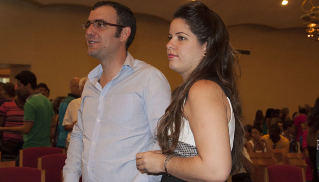 Leinier junto a su esposa en la ceremonia de inauguración (foto de María del Carmen Ramón / Cubahora / Mi Columna Deportiva)