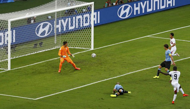Campbell logró un gran gol ante Uruguay