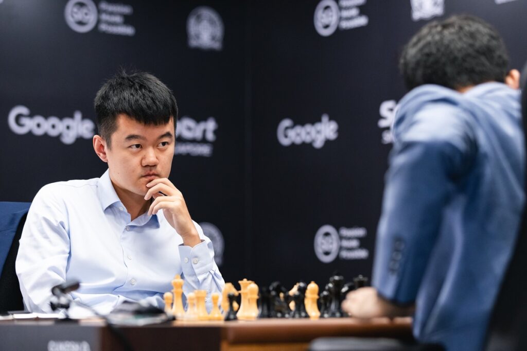 La segunda partida del match por el título mundial de ajedrez entre Ding Liren y Gukesh terminó en tablas, tras solo 23 movimientos, de una Giucco Piano. Foto: FIDE