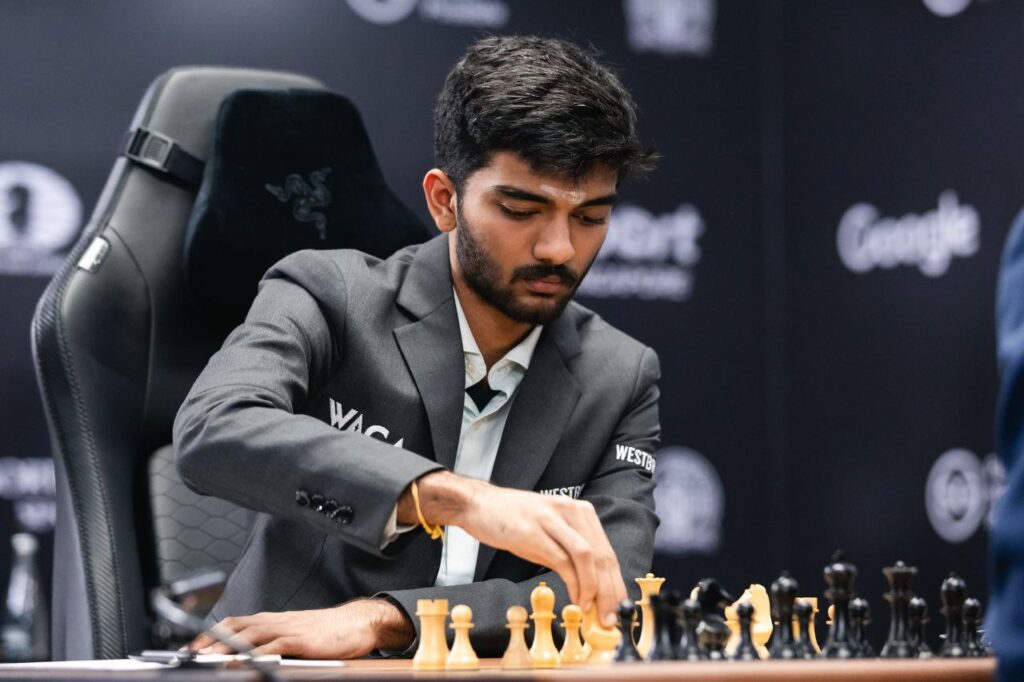 En una tercera partida electrizante del match por el título mundial de ajedrez, el GM Gukesh Dommaraju logró su primera victoria clásica sobre el actual campeón, Ding Liren, por lo que el duelo se va al primer día descanso con un empate a 1.5-1.5.