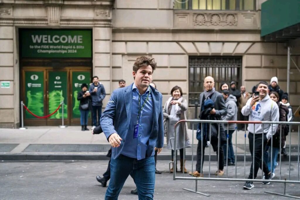 La muy frágil relación entre la FIDE y el número 1 del planeta, el noruego Magnus Carlsen quedó totalmente rota de la manera más inesperada: por unos jeans.