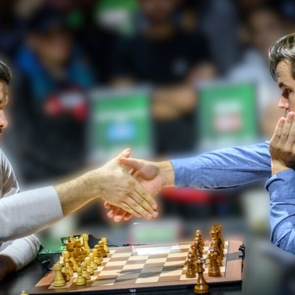 Inédito: ¡Carlsen y Nepomniachtchi compartieron el título del Mundial de ajedrez blitz!